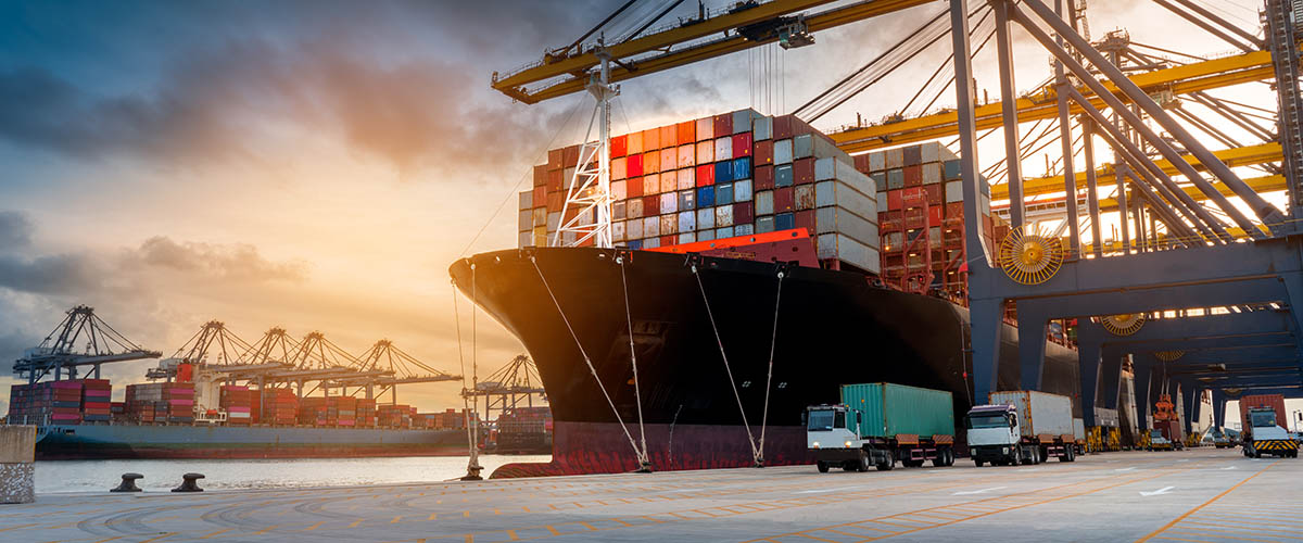 Cargoship vollgeladen mit Containers
